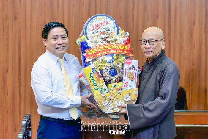 Đồng chí Lâm Đông trao quà chúc mừng Đại lễ Phật đản năm 2026 cho đại diện chùa Mỹ Phước.