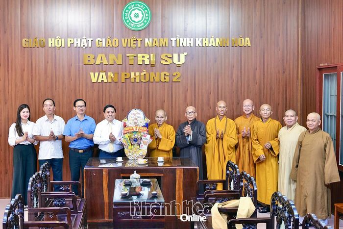 Đồng chí Lâm Đông tặng quà, chúc mừng chư tôn đức Văn phòng 2 Ban Trị sự Giáo hội Phật giáo Việt Nam tỉnh.