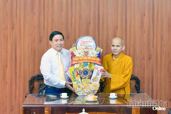 Đồng chí Lâm Đông trao quà chúc mừng Đại lễ Phật đản năm 2026 cho đại diện chùa Bửu Vân.