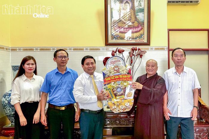 Đồng chí Lâm Đông trao quà chúc mừng Đại lễ Phật đản năm 2026 cho đại diện chùa Phước Thạnh.