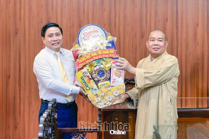 Đồng chí Lâm Đông trao quà chúc mừng Đại lễ Phật đản năm 2026 cho đại diện chùa Sùng Ân.