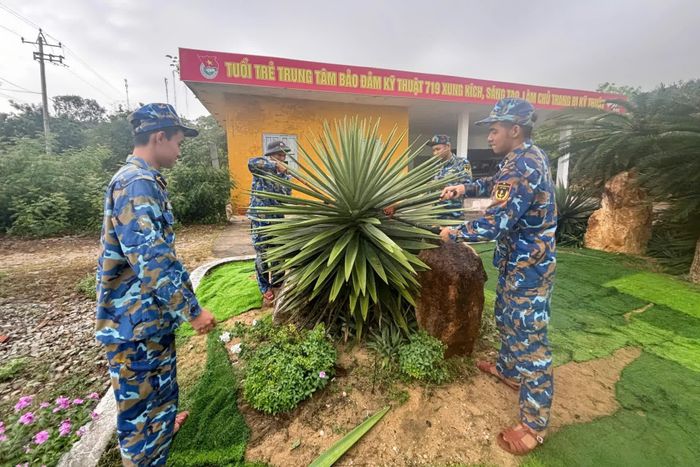 Đoàn viên, thanh niên chăm sóc cây xanh.