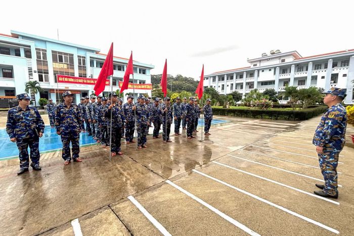 Hơn 80 cán bộ, đoàn viên, thanh niên đơn vị ra quân hưởng ứng Ngày Môi trường thế giới.