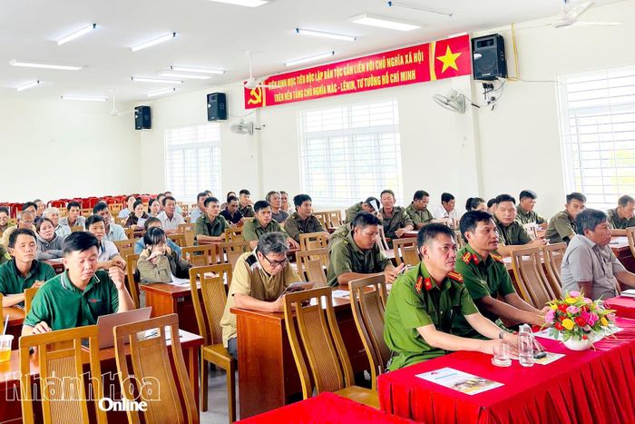 Các đại biểu tham dự hội nghị tập huấn tại xã Hòa Trí.