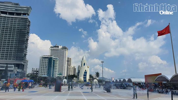 Các đội tham gia Hội thi Nghiệp vụ chữa cháy và cứu nạn, cứu hộ năm 2024 tại Quảng trường 2 tháng 4.