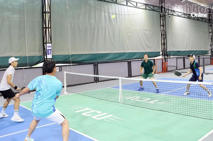 Các vận động viên tranh tài.