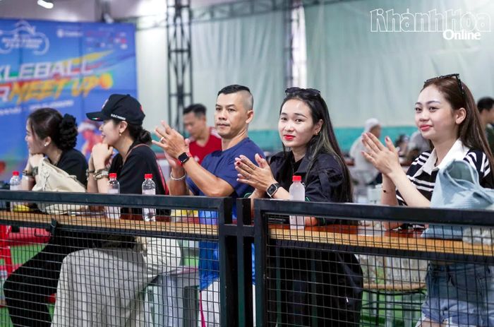 Khán giả cổ vũ cho các vận động viên.