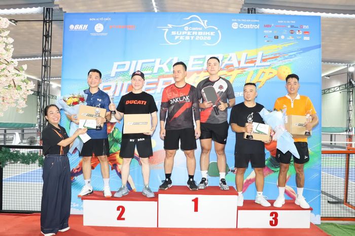 Ban tổ chức trao giải nhì cho cặp đôi vận động viên Mạnh Dũng - Đắc Linh (Hà Nội).