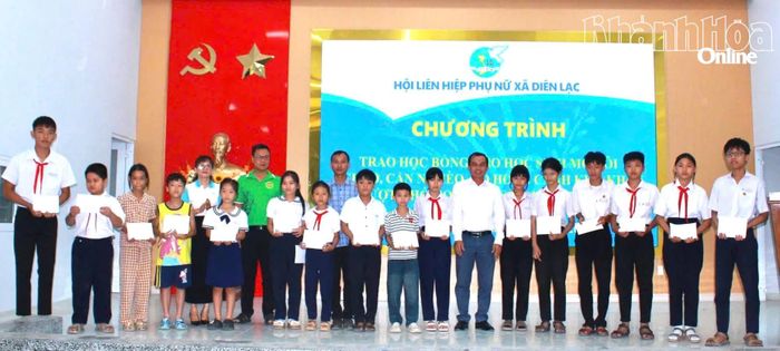 Đại diện Ủy ban MTTQ Việt Nam xã và Hội Liên hiệp Phụ nữ xã trao học bổng cho học sinh nghèo học giỏi năm học 2025 - 2026.
