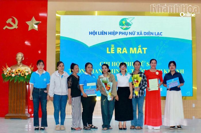 Trao quyết định thành lập Chi hội số cho đại diện Chi hội Phụ nữ thôn Bình Khánh và thôn Thanh Minh 1.