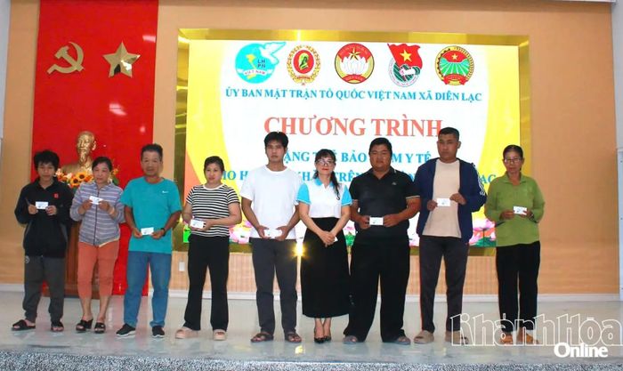 Đại diện Ủy ban MTTQ Việt Nam xã tặng thẻ bảo hiểm y tế cho các hộ dân có hoàn cảnh khó khăn.