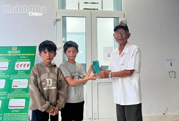Tại cơ quan công an, hai em Trần An Phi và Huỳnh Trần Minh Vương đã trao trả điện thoại cho ông Lê Tấn Đời.