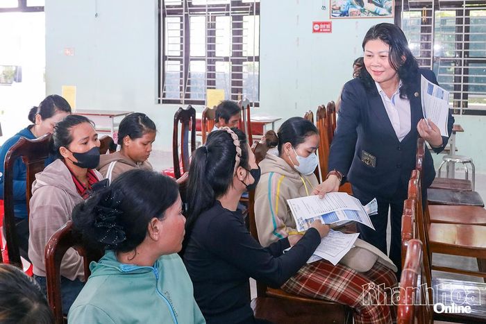 Doanh nghiệp phát tờ rơi thông tin tuyển dụng cho người lao động.