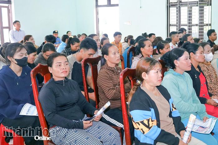 Đông đảo người lao động địa phương tham gia phiên giao dịch.