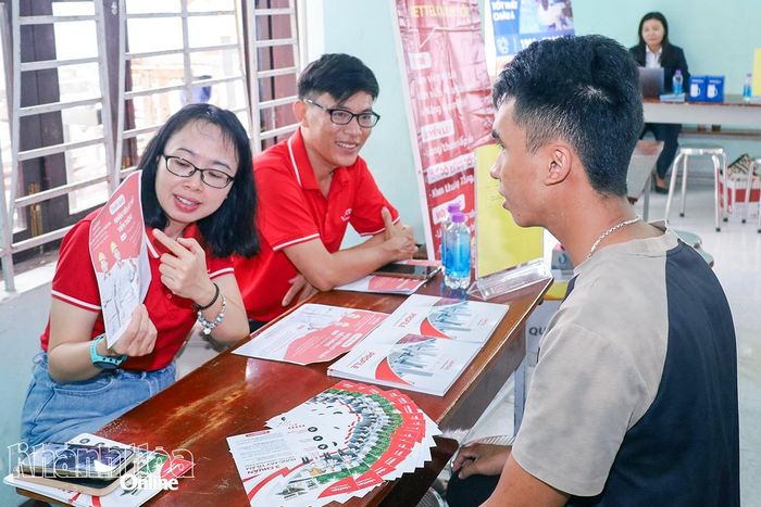 Doanh nghiệp cung cấp thông tin tuyển dụng cho người lao động.