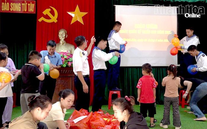 Không khí rộn ràng chuẩn bị cho Ngày Quốc tế Thiếu nhi ở đảo Song Tử Tây.