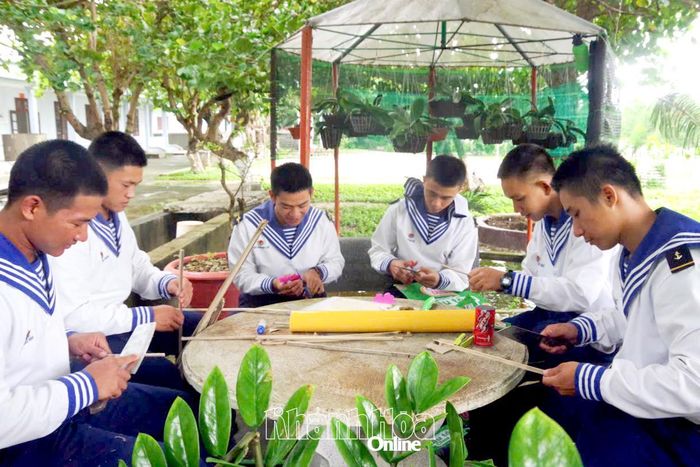 Chiến sĩ đảo Trường Sa làm đồ chơi thủ công cho các em nhỏ.