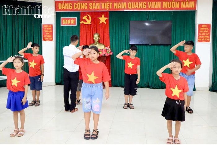 Thiếu nhi đảo Song Tử Tây tập luyện văn nghệ cho ngày hội.