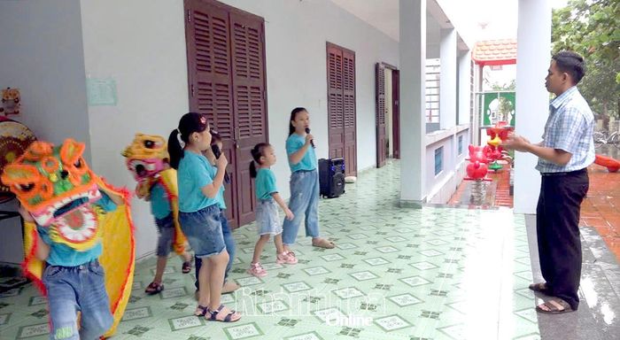Thiếu nhi đảo Trường Sa tập luyện văn nghệ.