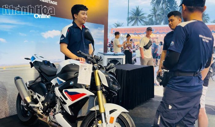 Anh Võ Thành Quang tư vấn cho khách hàng về các dòng xe của hãng.