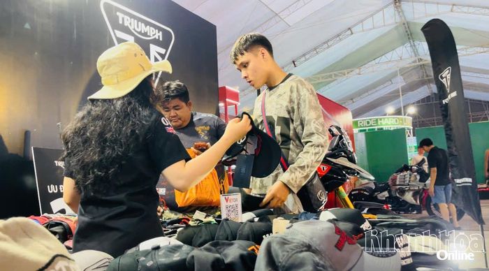 Nhiều nhãn hàng thời trang, phụ kiện giảm giá cho khách hàng tại lễ hội.