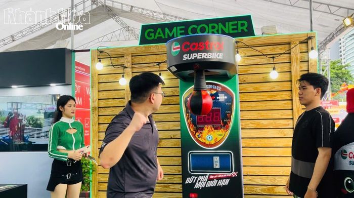 Người dân trải nghiệm các trò chơi tại gian hàng của Castrol.