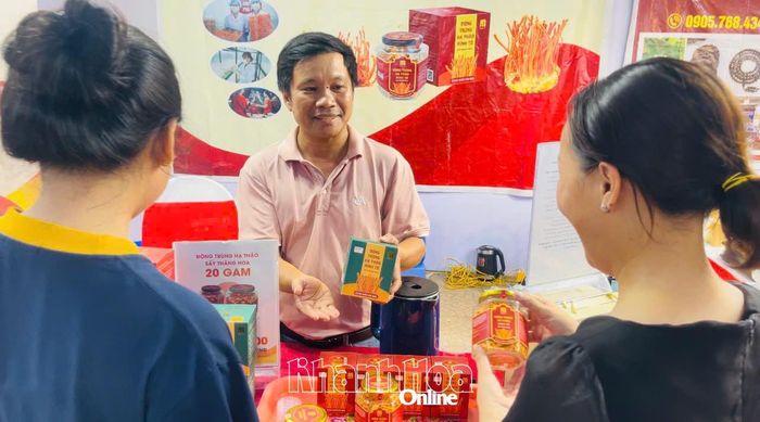Anh Trần Anh Tuấn giới thiệu sản phẩm từ đông trùng hạ thảo với khách hàng.