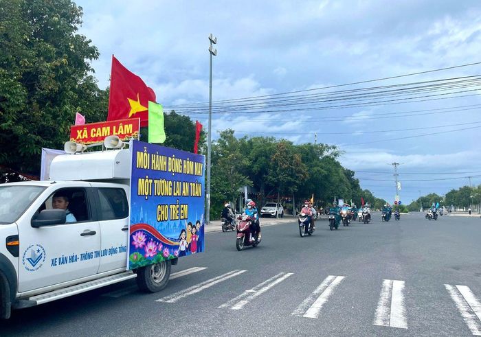Đoàn xe lưu động tuyên truyền trên các tuyến đường chính.