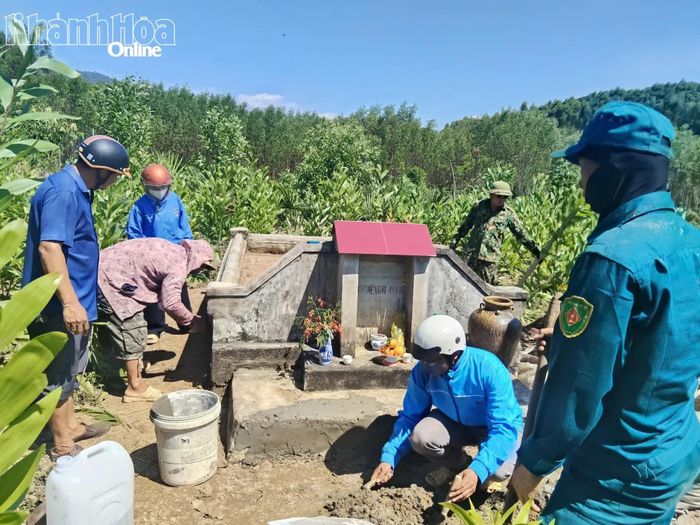 Các lực lượng của địa phương trực tiếp thi công duy tu ngôi mộ Mẹ Việt Nam Anh hùng Kơ Riêng H Đam.
