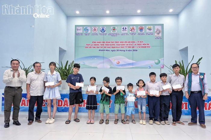 Trao học bổng cho học sinh nghèo vượt khó.