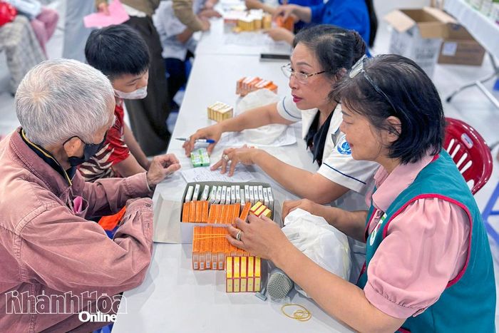 Cấp thuốc miễn phí cho trẻ em tại chương trình.