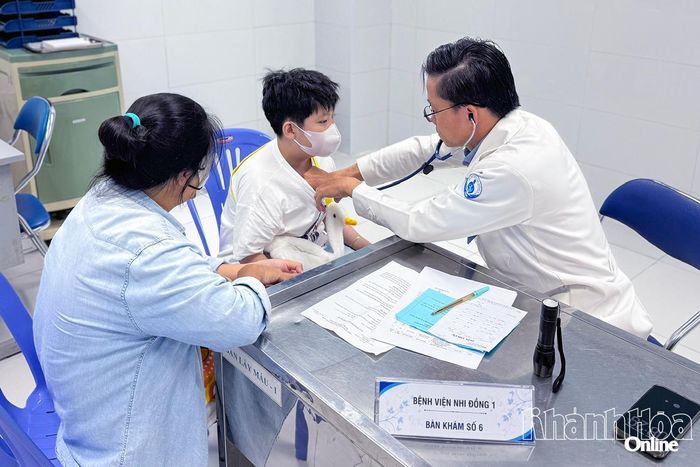 Y, bác sĩ Bệnh viện Nhi Đồng 1, TP. Hồ Chí Minh khám sức khỏe cho trẻ em.