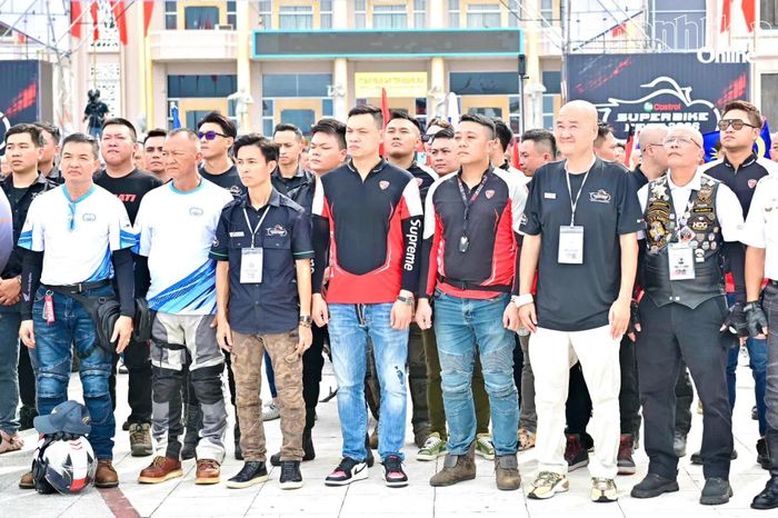 Thành viên các câu lạc bộ mô tô tham gia chào cờ.