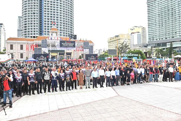 Lễ chào cờ có hơn 1.200 biker cùng các đại biểu tham gia.