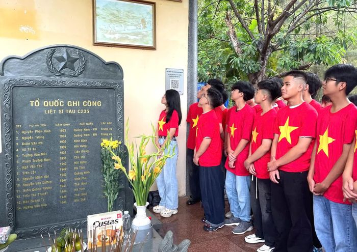 Các học sinh tìm hiểu lịch sử tại Di tích địa điểm lưu niệm Tàu C235.