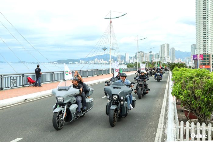 Đoàn xe mang cờ của nhà tài trợ Castrol.