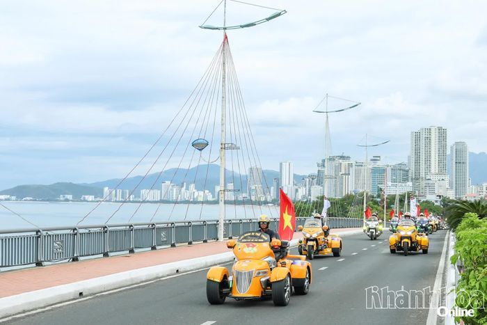 Những chiếc "khủng long" dẫn đầu đoàn diễu hành.