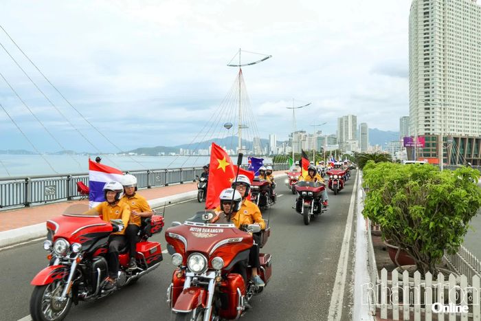 Những biker nước ngoài tham gia diễu hành.