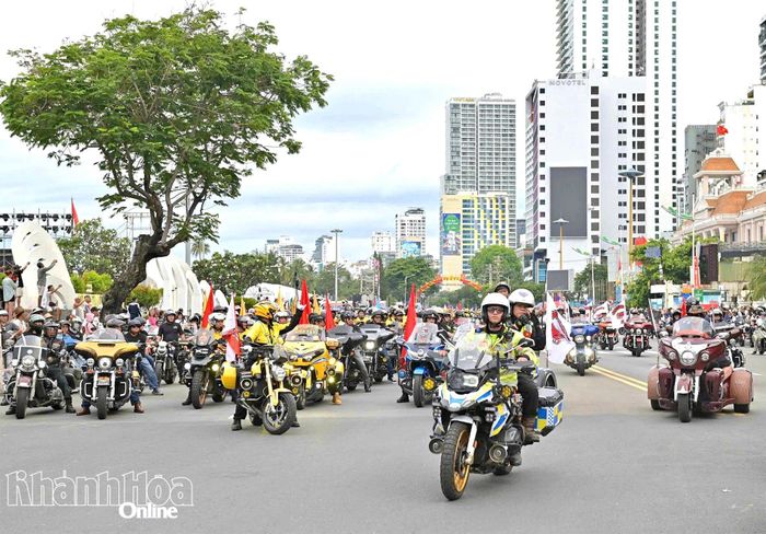 Sự xuất hiện của hơn 1.200 mô tô phân khối lớn đã tạo nên không khí sôi động cho đường phố Nha Trang.