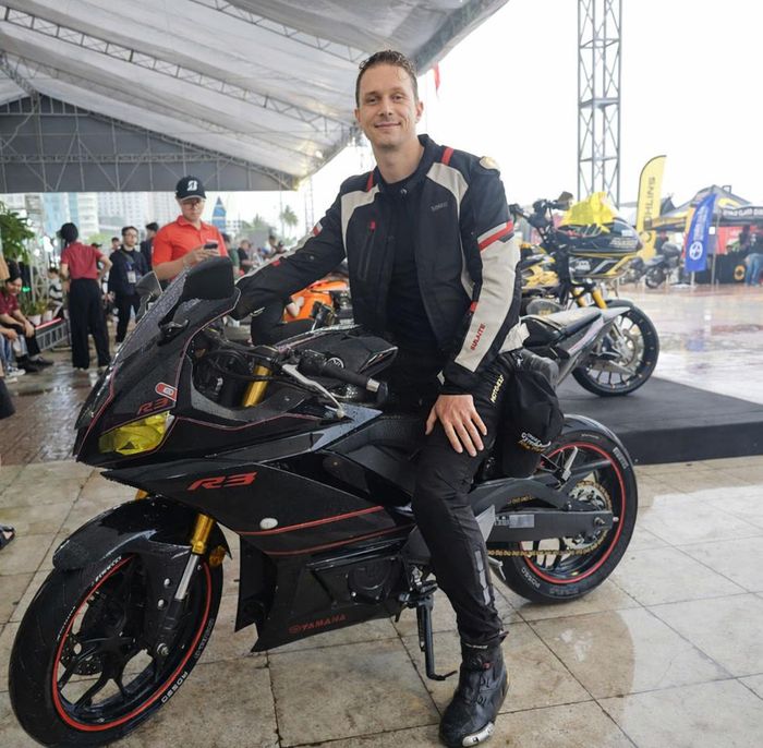 Biker Andrei Vedeneev cùng "chiến mã" của mình.