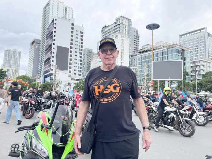 Du khách Kevin Hogan thích thú khi được chiêm ngưỡng nhiều dòng xe tại lễ hội.