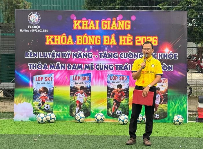 Anh Nguyễn Tuyên Huấn - Chủ nhiệm FC Cuội phát biểu tại buổi khai giảng.