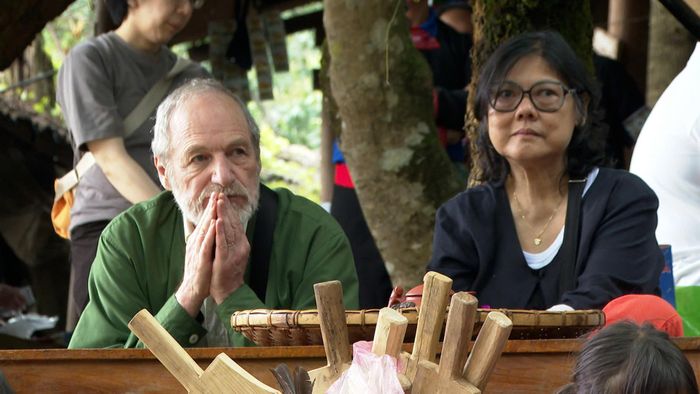 Du khách tham dự buổi lễ.
