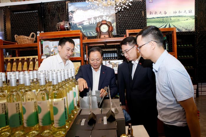 ... tham quan không gian trưng bày, giới thiệu và bán các sản phẩm rượu vang, mỹ phẩm. 
