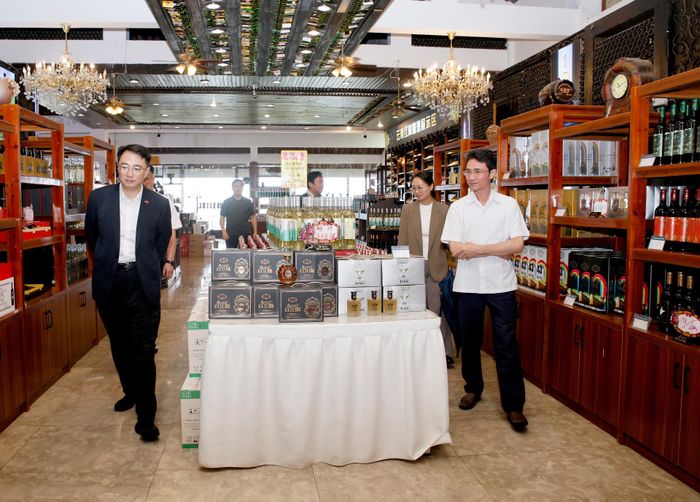 Đồng chí Hà Trọng Hải - Phó Chủ tịch UBND tỉnh cùng đại diện thành phố Di Lặc tham quan không gian trưng bày, giới thiệu và bán các sản phẩm rượu vang, mỹ phẩm. 
