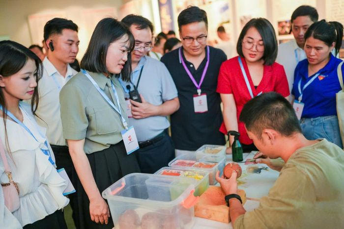 ...tham quan Bảo tàng Gốm Tử Đào Kiến Thủy (huyện Kiến Thủy, tỉnh Vân Nam, Trung Quốc).