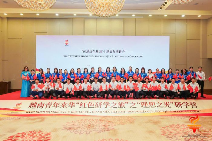 ... chụp ảnh lưu niệm tại diễn đàn thuyết trình thanh niên Trung - Việt về "Kế thừa nguồn gen đỏ".