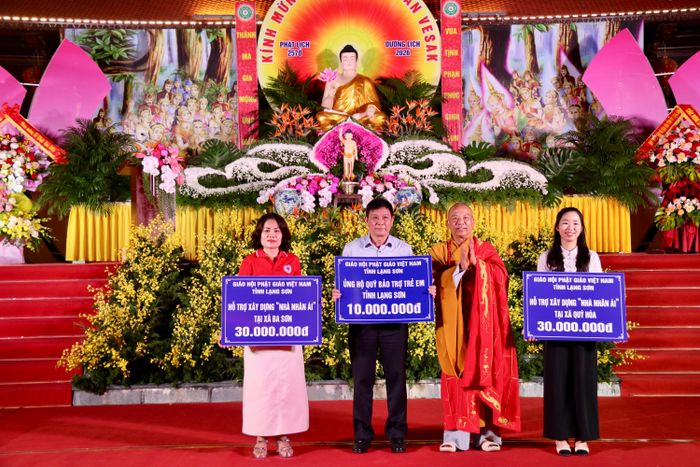 Đại diện Ban Trị sự Giáo hội Phật giáo Việt Nam tỉnh trao biểu trưng hỗ trợ xây nhà đại đoàn kết, hỗ trợ Quỹ Bảo trợ Trẻ em tỉnh