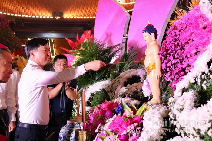 Các đại biểu tham gia nghi lễ tắm Phật truyền thống