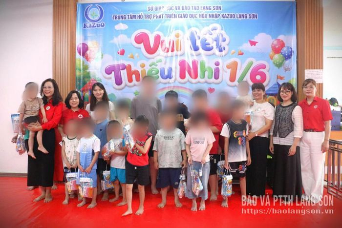 Lãnh đạo Hội Chữ thập đỏ tỉnh trao quà cho trẻ tại Trung tâm Hỗ trợ phát triển giáo dục hòa nhập KAZUO Lạng Sơn, phường Đông Kinh